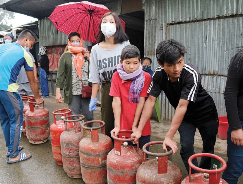 طوابير من الهنود يصطفون أمام أحد المحال لتعبئة أسطوانات الغاز في مدينة كوهيما