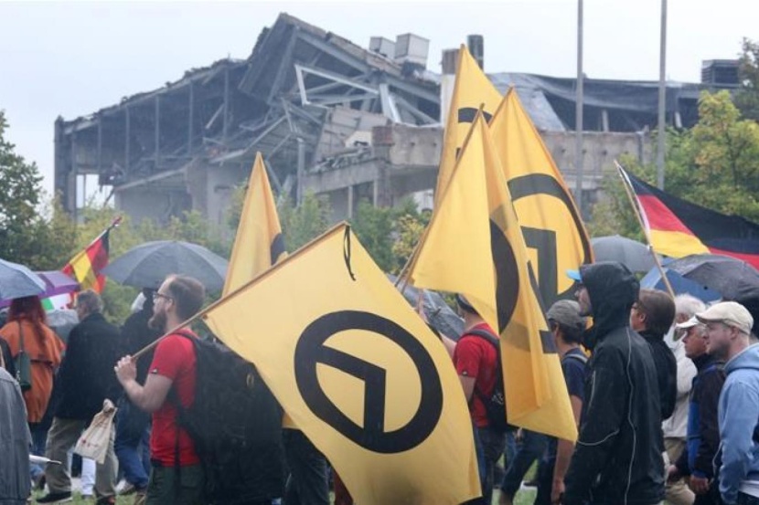 "تويتر" تغلق حسابات حركة أوروبية متطرفة