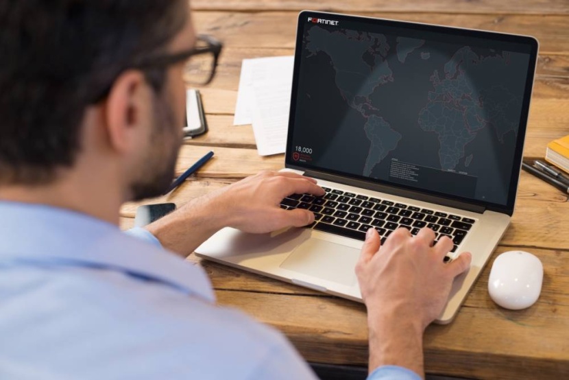 العمل من المنزل يعيد الزخم إلى الكمبيوتر الشخصي