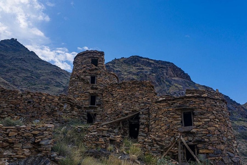 قلاع وقرى بني مالك .. إرث تاريخي يجمع بين عراقة الماضي وجمال المكان 