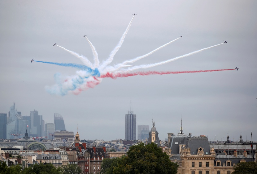 طائرات سلاح الجو الفرنسي تمر فوق قوس النصر خلال احتفالات يوم الباستيل
