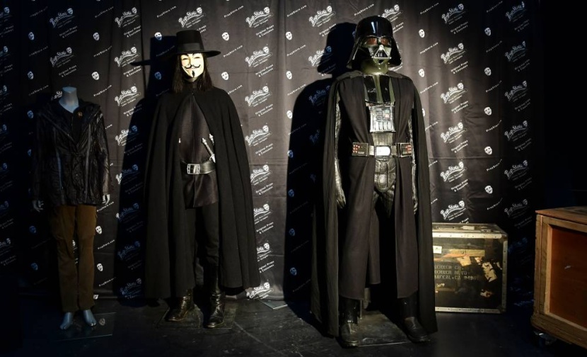 إكسسوارات هوليوود للبيع .. خوذة وسيوف ومركبة فضائية