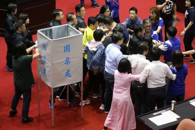  برلمان تايوان .. نقاشات صاخبة وعراك وإلقاء عبوات مياه