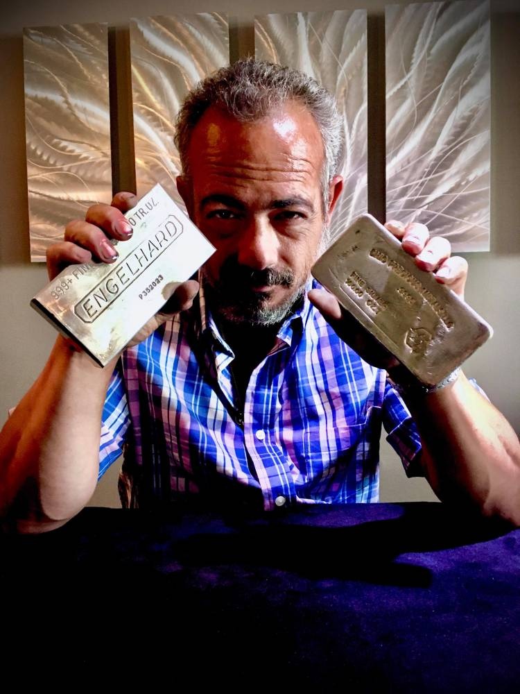 صائغ يخفي كنزا من الذهب .. ومسابقة للبحث عنه