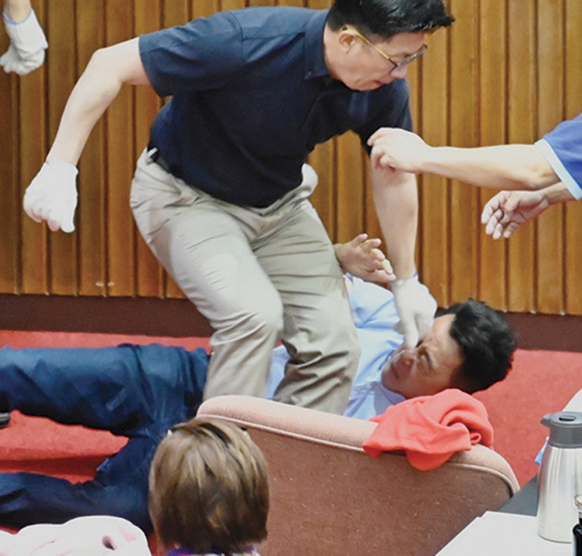 جانب من العراك الذي نشب بين أعضاء في البرلمان التايواني 