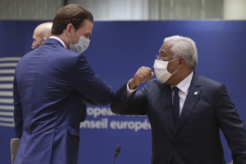  إلقاء التحية في زمن كورونا بين زعماء الاتحاد الأوروبي 