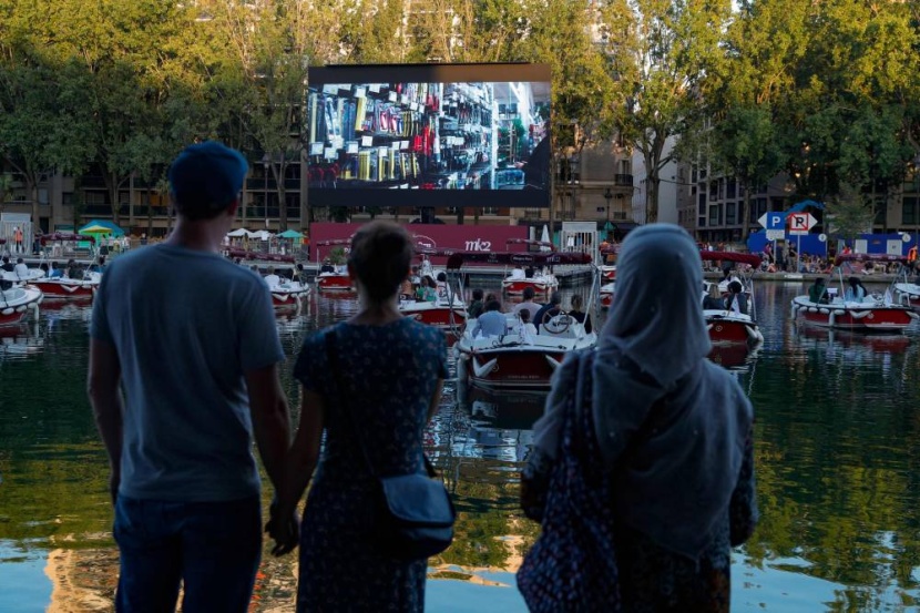 الباريسيون يشاهدون السينما على متن القوارب