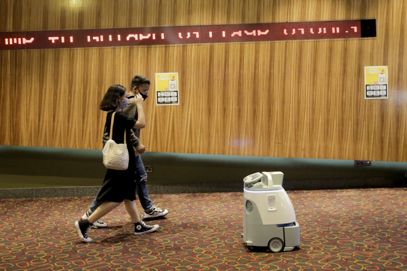 روبوت يقوم بالتنظيف في دور سينما بعد سماح سنغافورة بإعادة فتحها