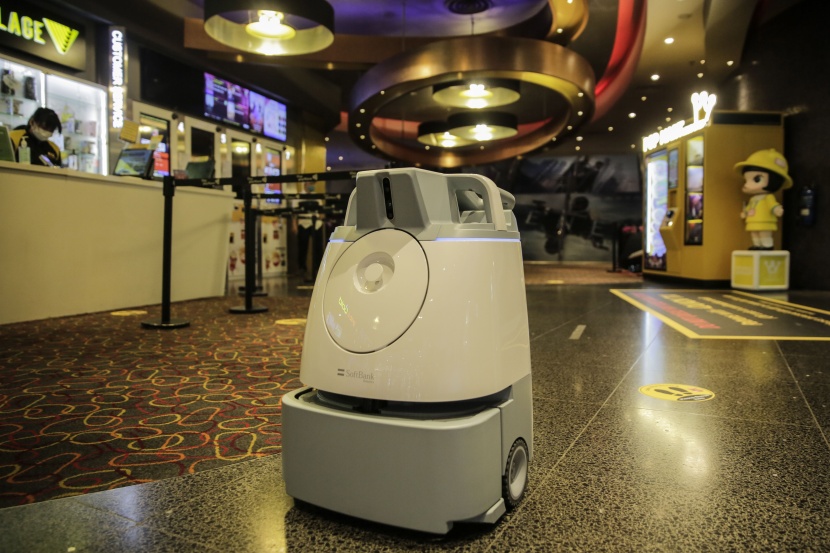 روبوت يقوم بالتنظيف في دور سينما بعد سماح سنغافورة بإعادة فتحها