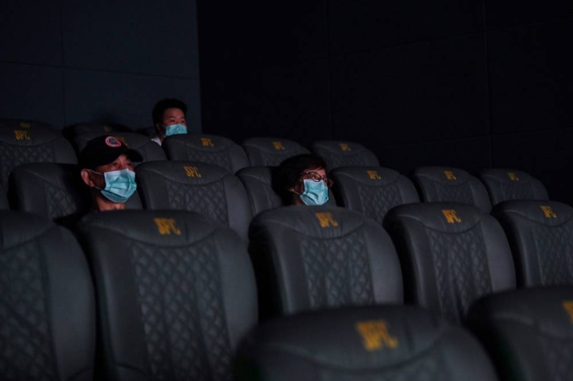 الصين تتحدى الوباء وتعيد فتح مئات دور السينما