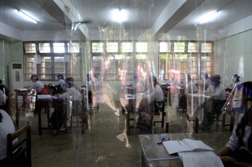 بدروع واقية وتباعد إجتماعي .. ميانمار تعيد فتح المدارس اليوم