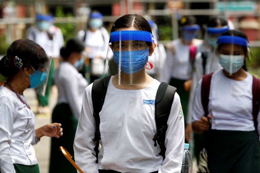 بدروع واقية وتباعد إجتماعي .. ميانمار تعيد فتح المدارس اليوم