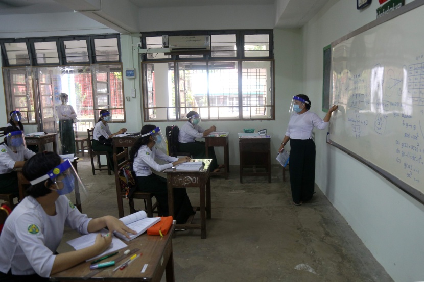 بدروع واقية وتباعد إجتماعي .. ميانمار تعيد فتح المدارس اليوم