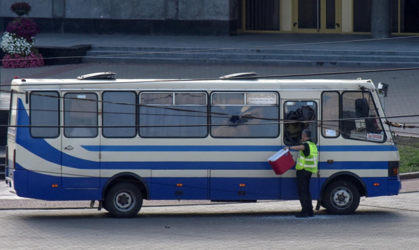 مسلح يحتجز 20 رهينة في حافلة في أوكرانيا
