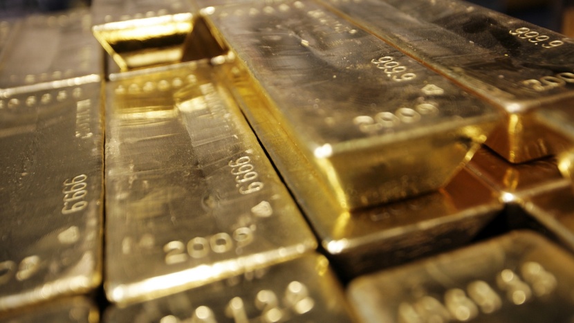 الذهب يرتفع 1% بفعل ضعف الدولار وإجراءات التحفيز