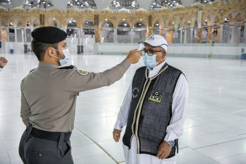 استعدادا لموسم الحج .. رفع ثوب الكعبة المشرفة