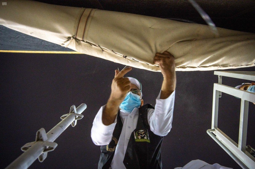 استعدادا لموسم الحج .. رفع ثوب الكعبة المشرفة