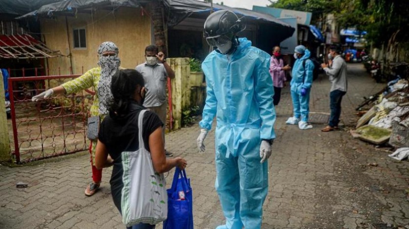 في بومباي .. "خوذات ذكية" للوقاية من كورونا