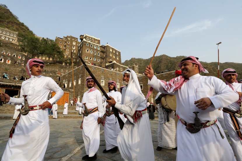 أهالي رجال ألمع يستقبلون زوار صيف السعودية بالعرضة