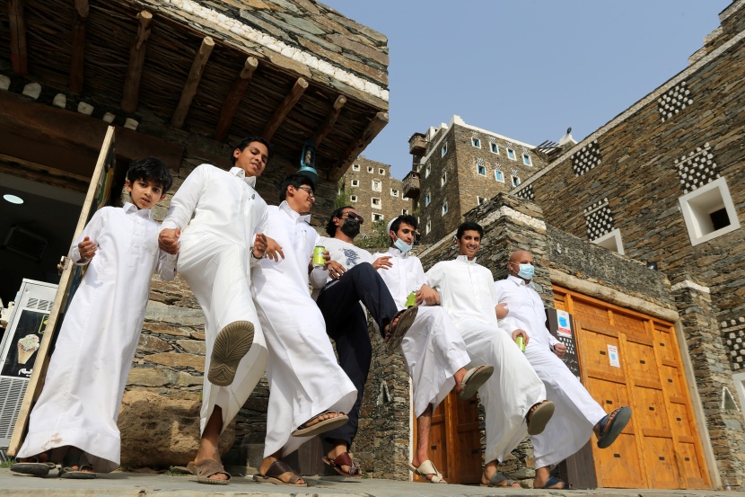 أهالي رجال ألمع يستقبلون زوار صيف السعودية بالعرضة