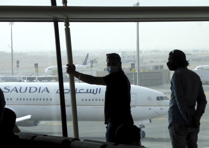 في انتظار إقلاع رحلاتهم .. مسافرون يلتزمون بالكمامات والتباعد في مطار جدة