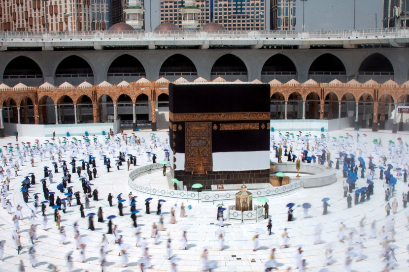 جموع الحجيج يؤدون طواف القدوم ويستعدون لقضاء يوم التروية في منى 
