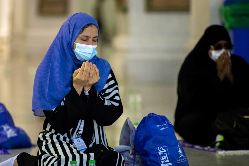 جموع الحجيج يؤدون طواف القدوم ويستعدون لقضاء يوم التروية في منى 