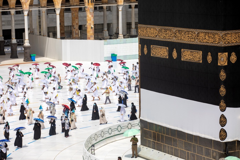جموع الحجيج يؤدون طواف القدوم ويستعدون لقضاء يوم التروية في منى 