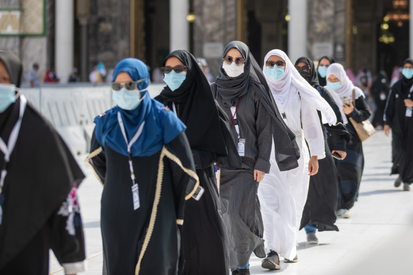 جموع الحجيج يؤدون طواف القدوم ويستعدون لقضاء يوم التروية في منى 