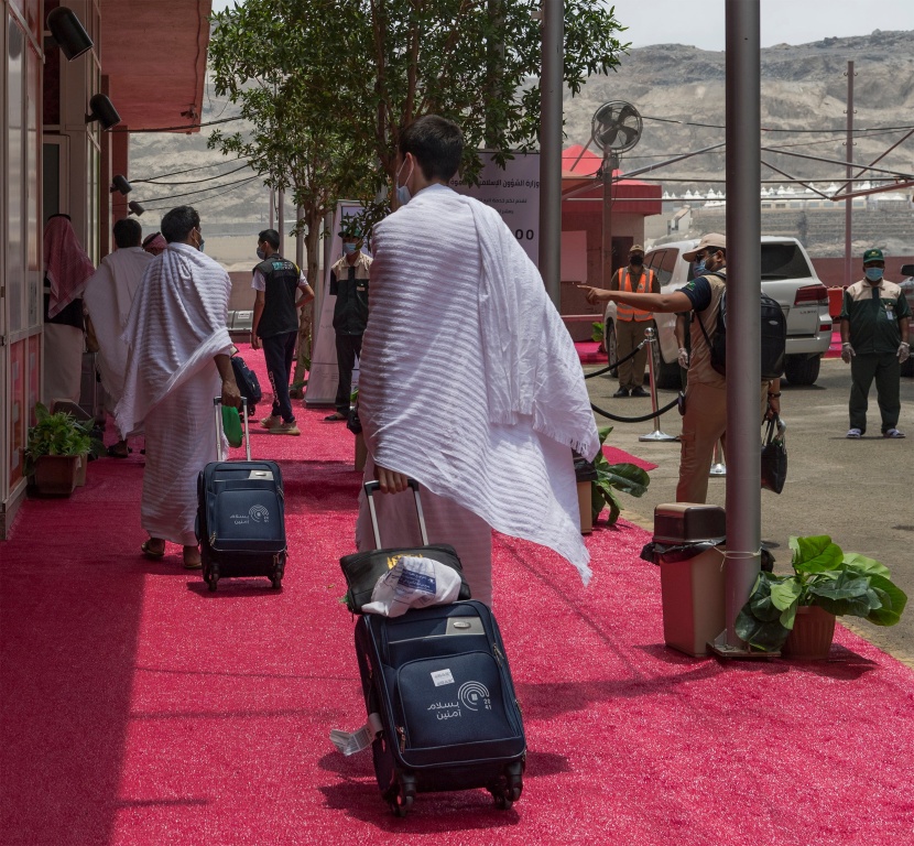 حجاج بيت الله الحرام يتوافدون إلى مقار سكنهم في منى وسط إجراءات صحية وتدابير وقائية