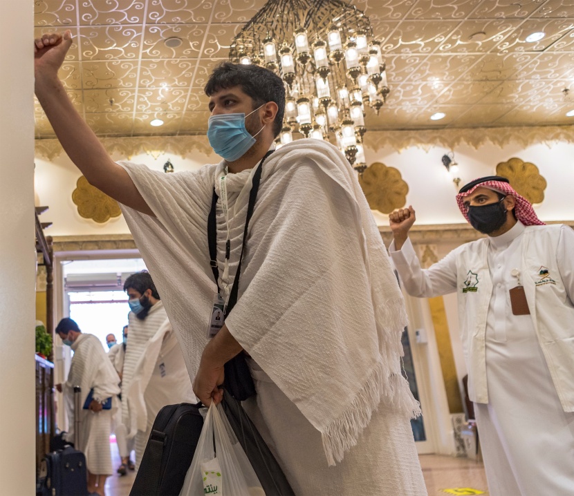 حجاج بيت الله الحرام يتوافدون إلى مقار سكنهم في منى وسط إجراءات صحية وتدابير وقائية