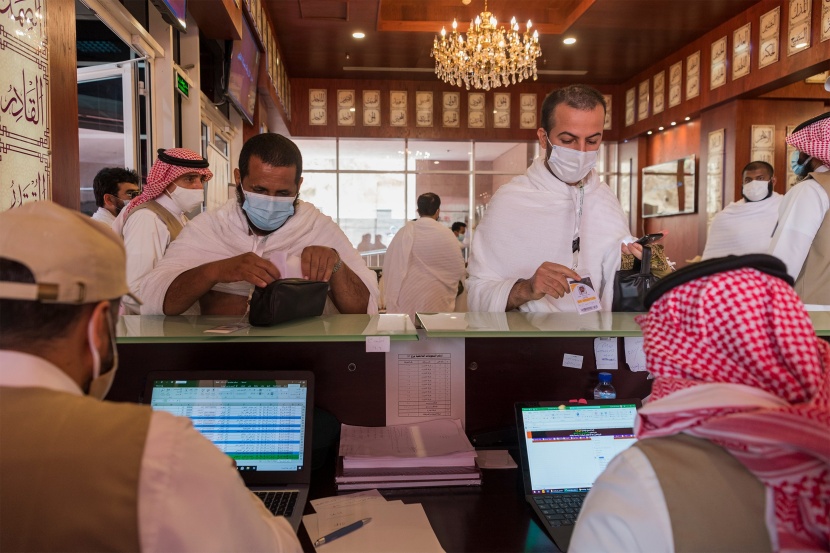 حجاج بيت الله الحرام يتوافدون إلى مقار سكنهم في منى وسط إجراءات صحية وتدابير وقائية