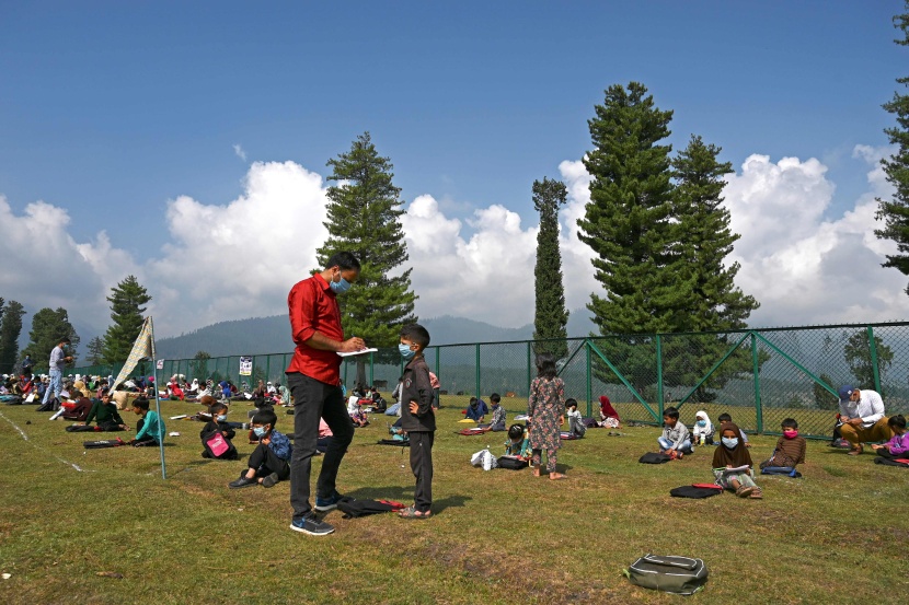 في كشمير.. عودة المدارس ولكن في الهواء الطلق