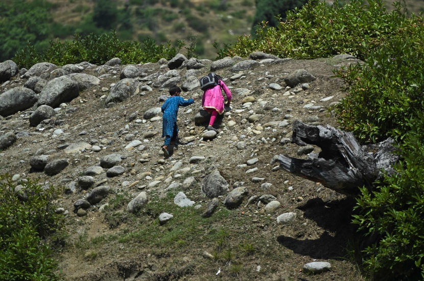 في كشمير.. عودة المدارس ولكن في الهواء الطلق
