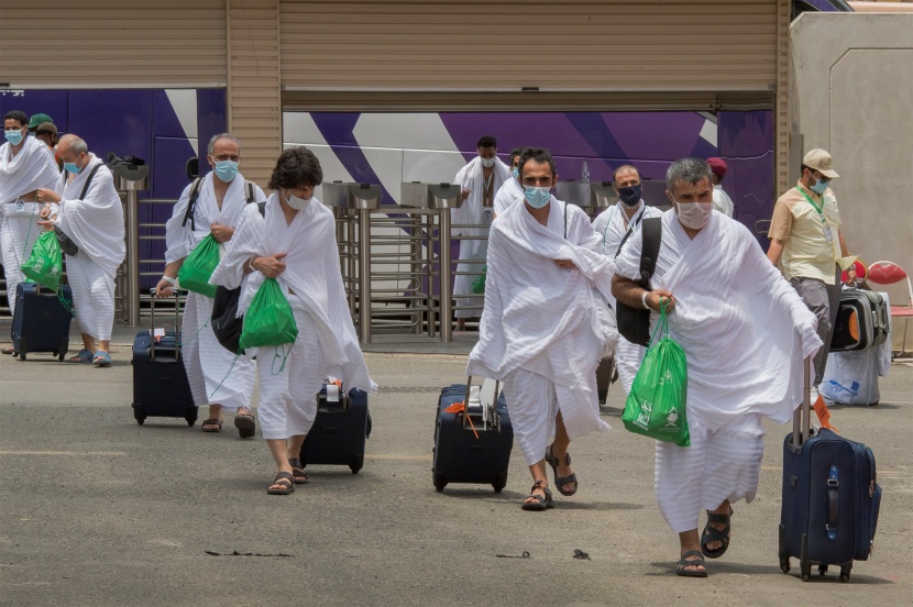 حجاج بيت الله الحرام يتوافدون إلى مقار سكنهم في منى وسط إجراءات صحية وتدابير وقائية