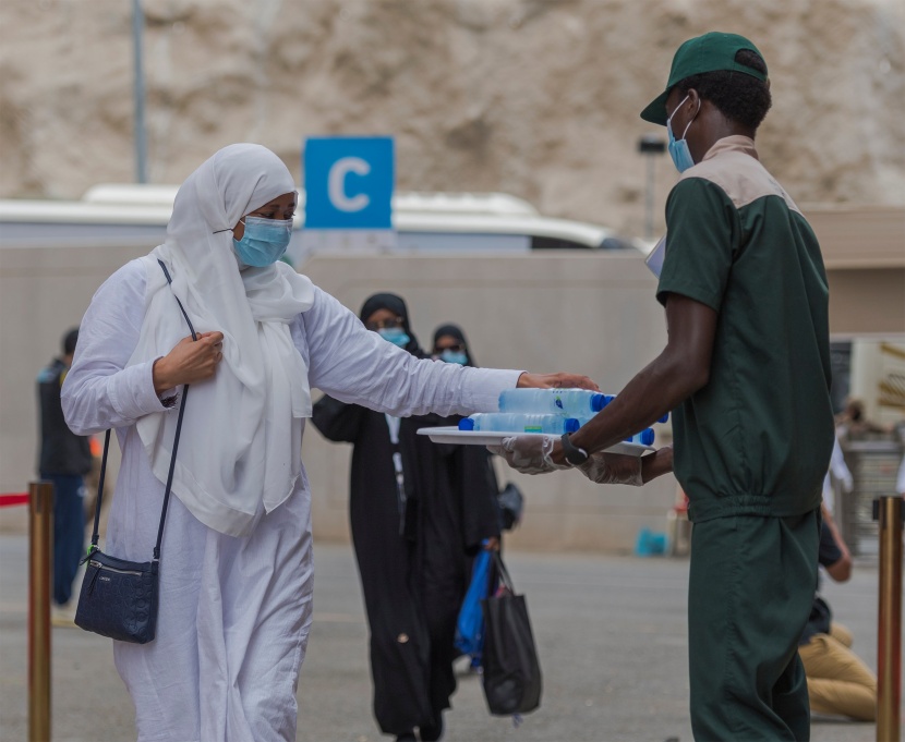 حجاج بيت الله الحرام يتوافدون إلى مقار سكنهم في منى وسط إجراءات صحية وتدابير وقائية