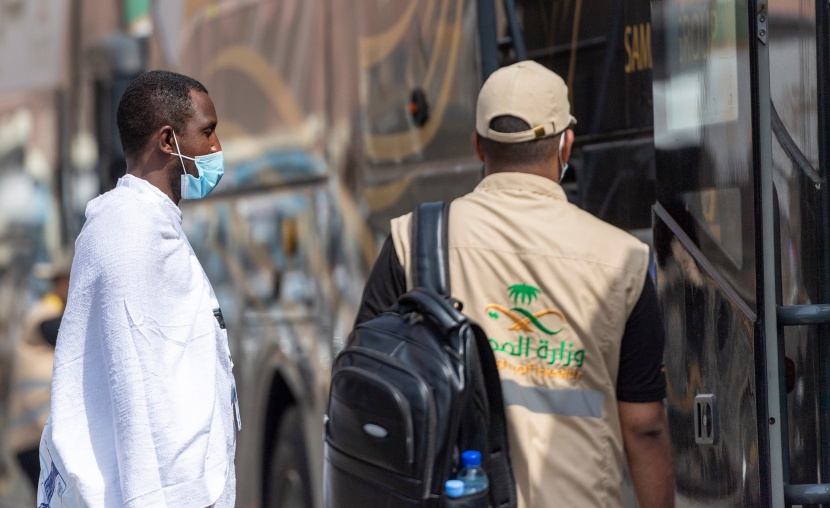 حجاج بيت الله الحرام يصلون إلى مشعر عرفات