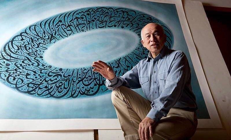 ياباني يبرع في الخط العربي ويصفها بـ«موسيقى بلا صوت»