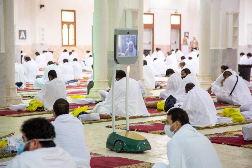 روبوت يجوب المشاعر لتقديم الفتاوى والاستشارات للحجاج