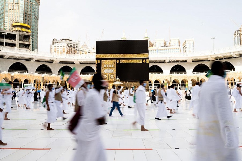 ضيوف الرحمن يؤدون طواف الإفاضة بالمسجد الحرام وسط أجواء إيمانية