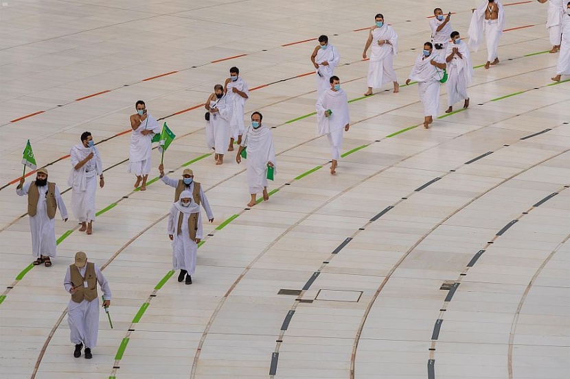 ضيوف الرحمن يؤدون طواف الإفاضة بالمسجد الحرام وسط أجواء إيمانية