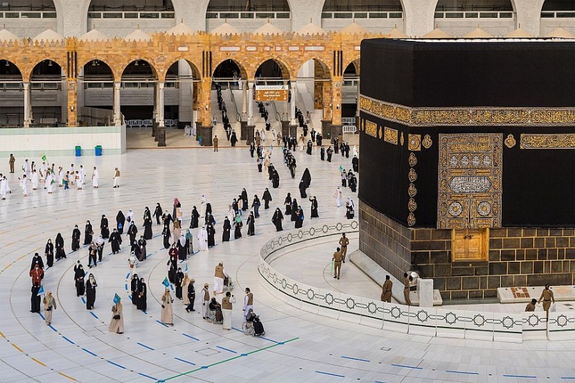 ضيوف الرحمن يؤدون طواف الإفاضة بالمسجد الحرام وسط أجواء إيمانية