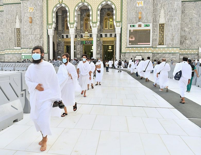 ضيوف الرحمن يؤدون طواف الإفاضة بالمسجد الحرام وسط أجواء إيمانية