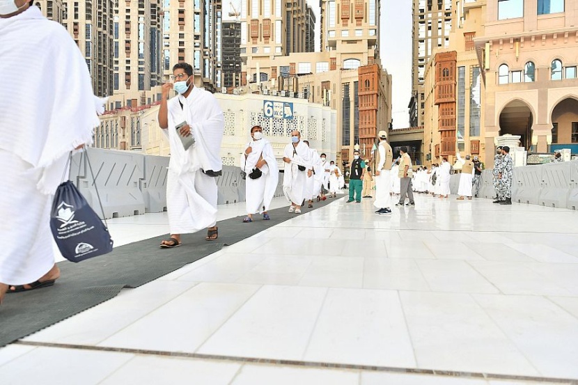 ضيوف الرحمن يؤدون طواف الإفاضة بالمسجد الحرام وسط أجواء إيمانية