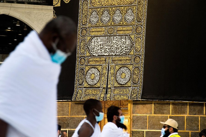 ضيوف الرحمن يؤدون طواف الإفاضة بالمسجد الحرام وسط أجواء إيمانية