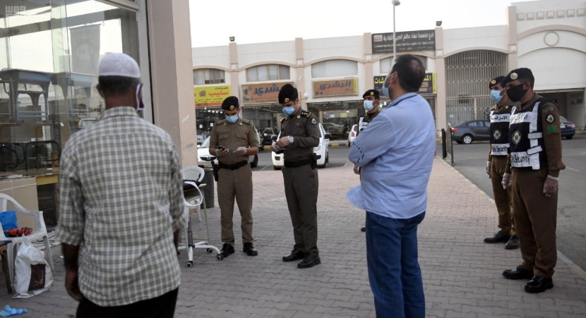 رجال الأمن يتابعون تنفيذ الإجراءات الاحترازية وضبط مخالفي لائحة الحد من التجمعات أو عدم الالتزام بلبس الكمامة في جدة 