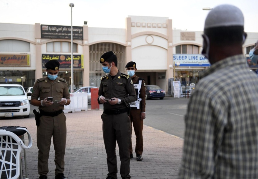 رجال الأمن يتابعون تنفيذ الإجراءات الاحترازية وضبط مخالفي لائحة الحد من التجمعات أو عدم الالتزام بلبس الكمامة في جدة 