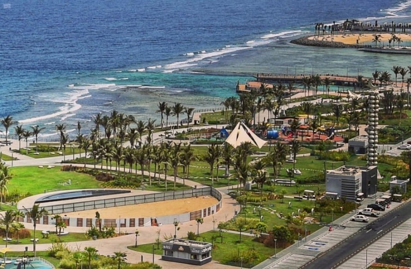 من الوجهات السياحية في السعودية.. كورنيش الجمال وهدير الموج