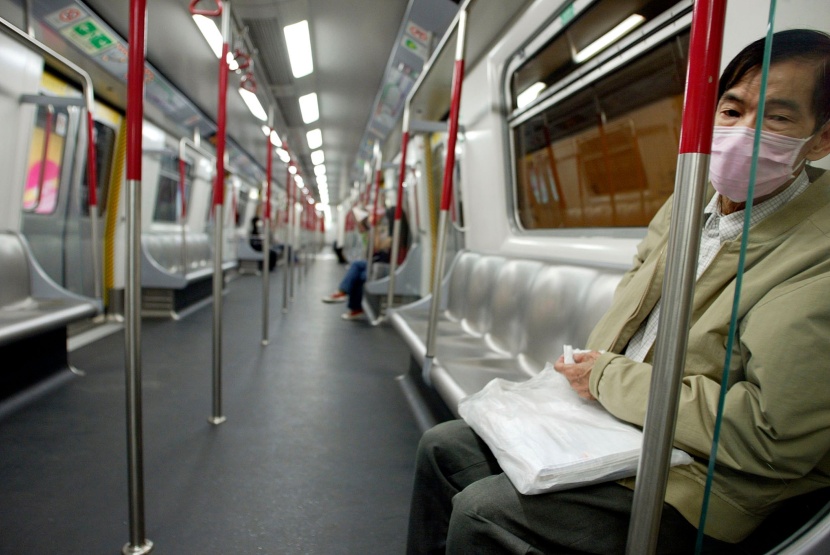 وسط خطر انتقال كورونا في الهواء .. كمبيوتر ياباني ينصح بتغييرات في السفر والعمل