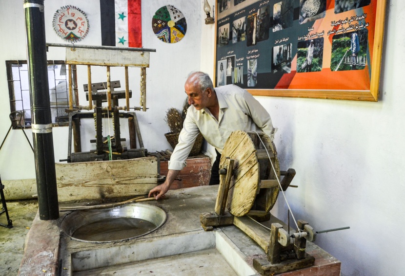 بعدما طال انتظاره لديدان القز .. صانع حرير في سوريا يحول منزله لمتحف